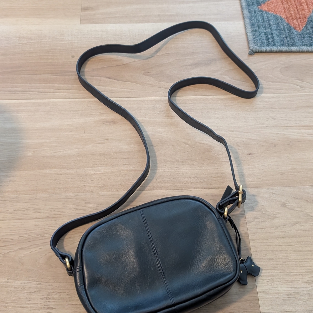 Sleek Navy Blue Leather Crossbody Bag with Adjustable Strap